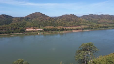 Toma-Panorámica-Lenta-De-La-Frontera-Entre-Laos-Y-Tailandia-A-Lo-Largo-Del-Río-Mekong