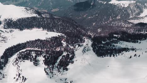 Abgrund-Unter-Felsigen-Klippen-Und-Bergen-Im-Schneepanorama,-Dolomiten