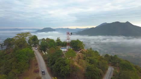 Idyllische-Landschaft-Mit-Berggipfeln-Und-Kurvenreicher-Straße-Auf-Einem-Hügel-In-Thailand---Luftaufnahme