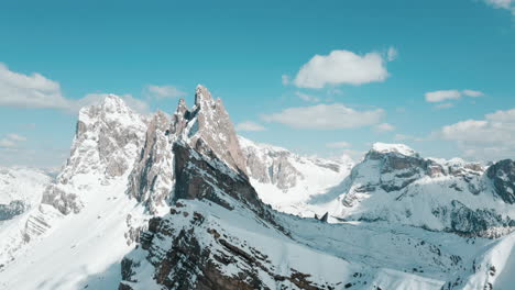Seceda-Gezackte-Spitze-Im-Schnee-Malerische-Luftaufnahme,-Herrliche-Dolomiten
