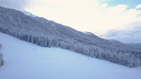 Panoramablick-Auf-Die-Winterliche-Luftaufnahme-Des-Dolomiten-Gebirgswaldes,-Faszinierende-Landschaft