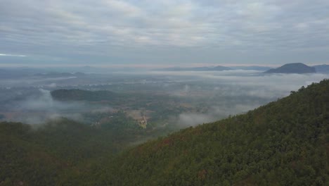 Der-Wunderbare-Nebelige-üppige-Berg-In-Thailand-Unter-Dem-Bewölkten-Himmel---Luftaufnahme