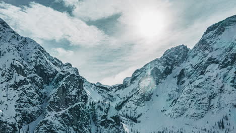 Felshänge-Der-Dolomiten,-Wolkenfetzen,-Friedlicher-Und-Beruhigender-Zeitraffer