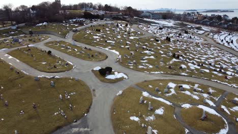 Luftaufnahme-Eines-Friedhofs-Im-Späten-Winter-Mit-Wenig-Schnee-übrig