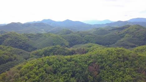 Hermosas-Cadenas-Montañosas-Verdes-En-Tailandia---Toma-Aérea-De-Drones
