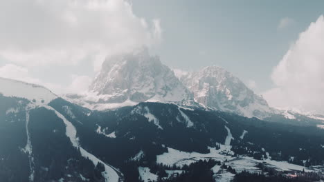Gebirgsmassiv-Im-Schnee,-Langkofelgruppe,-Dolomiten,-Südtirol,-Italien