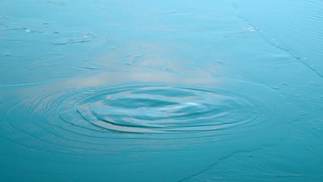 Laufende-Wellen-Auf-Der-Türkisfarbenen-Wasseroberfläche-In-Zeitlupe