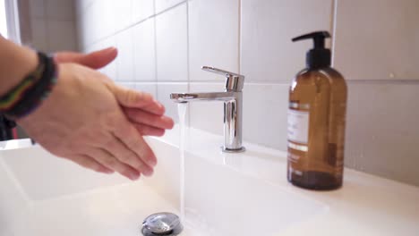 Person,-Die-Sich-Gründlich-Die-Hände-Mit-Seife-über-Einem-Waschbecken-Wäscht