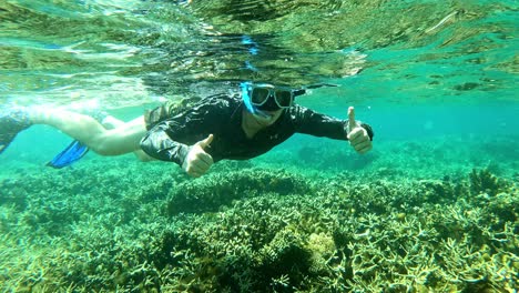 Caucásico-Disfrutando-Del-Esnórquel,-Explorando-Los-Enormes-Corales-Pedregosos-Y-El-Agua-Turquesa-Clara-En-Cebu,-Filipinas