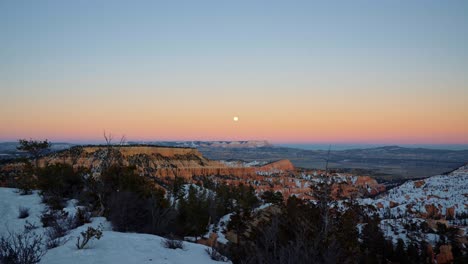 Stunning-winter-sunset-looking-out-to-the-famous-natural-amphitheater-in-Bryce-Canyon-National-Park,-Utah