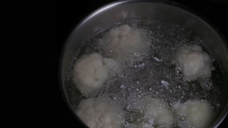 Cauliflower-boiling-and-bubbling-in-a-pan-of-water-on-a-cooker