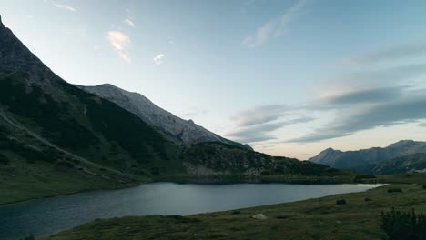 Timelapse---Amanecer-Sobre-Un-Hermoso-Lago-En-Las-Montañas-De-Austria
