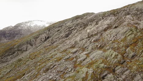 Luftaufnahme-Einer-Kargen-Berglandschaft-Mit-Bedecktem-Himmel-In-Norwegen,-Vorwärtsbewegung