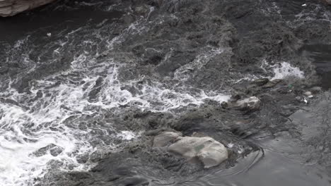 Das-Schmutzige-Und-Verschmutzte-Wasser-Im-Bagmati-Fluss-In-Nepal