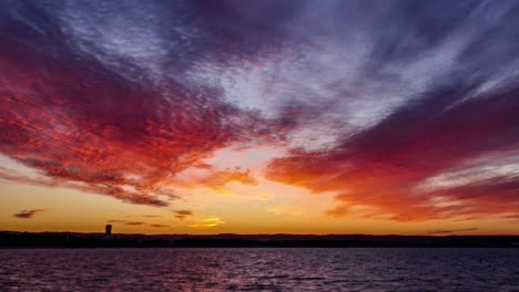 Zeitraffer-Des-Orangefarbenen-Und-Violetten-Himmels-Nach-Sonnenuntergang