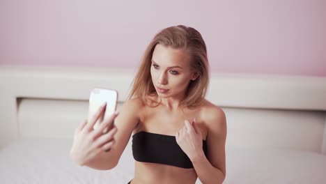 Mädchen-In-Dessous-Im-Schlafzimmer-Macht-Selfie