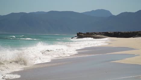 Zeitlupe:-Brechende-Wellen-Am-Einsamen-Strand-Im-Schönen-Südafrika