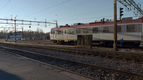 Ein-Elektrischer-Personenzug-Verlässt-Den-Bahnhof-In-Einer-Kleinen-Schwedischen-Stadt
