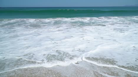 Blick-Aus-Der-Ersten-Person-Auf-Den-Tropischen-Strand-Mit-Wellen-Und-Türkisfarbenem-Wasser