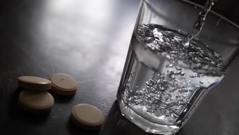 Wasser-In-Halbvolles-Glas-Gegossen-Für-Sprudelndes-Vitamin-C,-Covid-19