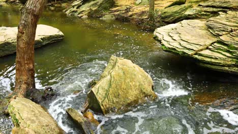 Steinbachwasser,-Das-Durch-Felsen-Fließt