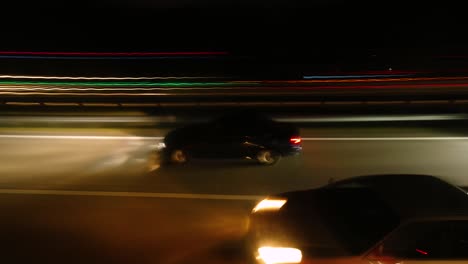 Seitenansicht-Sicht-Auf-Verkehrsstaus-Auf-Der-Autobahn-Bei-Nacht-Im-Zeitraffer