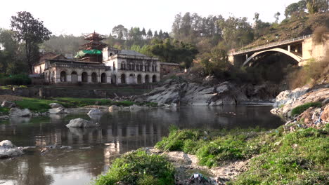 Un-Templo-Hindú-A-Lo-Largo-Del-Famoso-Río-Bagmati-En-El-Valle-De-Katmandú-En-Nepal