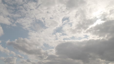 Panorámica-Desde-El-Cielo-Azul-Nublado-A-Través-Del-Sol-Brillante-Que-Brilla-A-Través-De-Las-Nubes