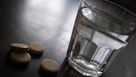 Tableta-De-Suplemento-De-Vitamina-C-Efervescente-Que-Se-Disuelve-En-Un-Vaso-De-Agua