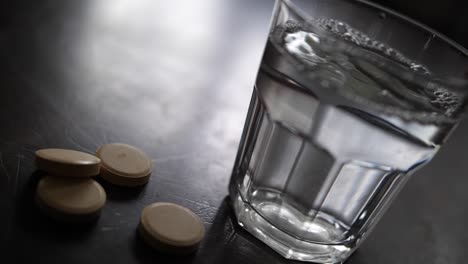 Wasser,-Das-In-Einem-Vollen-Glas-Sprudelt,-Für-Sprudelndes-Vitamin-C,-Coronavirus