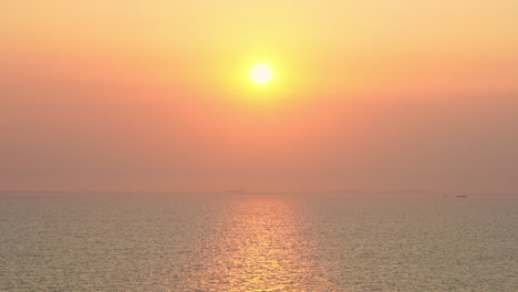 Spektakulärer-Sonnenuntergang-über-Dem-Meer-Und-Leuchtend-Rosa-orangefarbener-Himmel