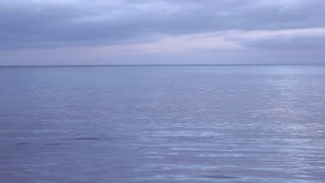 Vista-Estática-Del-Golfo-De-Riga-En-Una-Noche-Nublada-Sin-Barcos-Ni-Gente,-Mostrando-Horizontes-Interminables-Desde-Lapmezciems