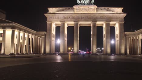 Night-Time-Lapse-of-Brandenburger-Gate-in-Berlin