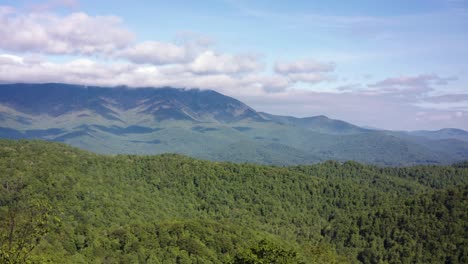Zeitraffer-Von-Wolken-über-Blue-Ridge-Mountains-In-North-Carolina