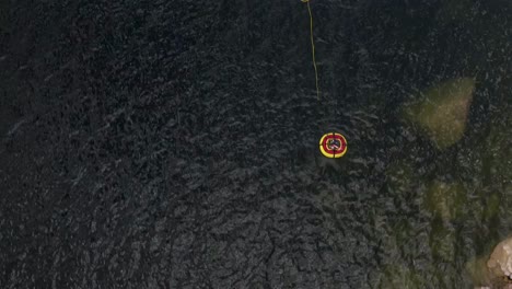 Dritte-Lunge-Auf-Dem-See-Mit-Tauchern-Unter-Wasser,-Aufgenommen-Mit-Einer-Mavic-2-Drohne-In-4K-In-Einer-Aufschlussreichen-Vogelperspektive