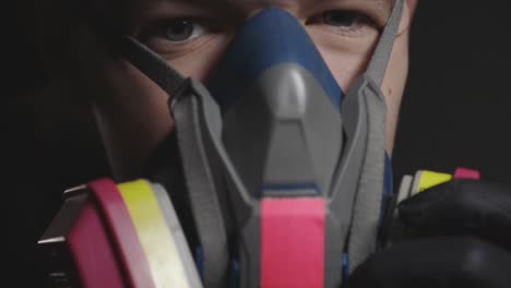 Ein-Mann-Trägt-Eine-Bunte-Atemschutzmaske-Durch-Sein-Stirnband-Und-Passt-Zur-Hälfte-Seines-Gesichts