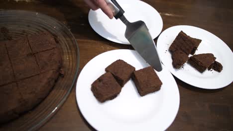 Ein-Stück-Keto-Schokoladen-Brownie-Kuchen,-Das-Auf-Einem-Weißen-Teller-Serviert-Wird