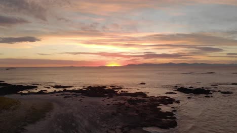Luftaufnahme-über-Einem-Strand-Im-Südlichen-Victoria-Mit-Einem-Wunderschönen-Sonnenaufgang-Am-Frühen-Morgen