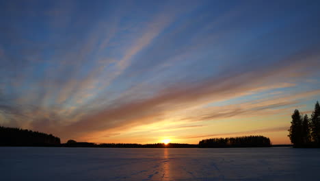 Zeitraffer-Eines-Spektakulären-Sonnenuntergangs-Auf-Einem-Eisigen-See-Mit-Wechselnden-Atemberaubenden-Farben