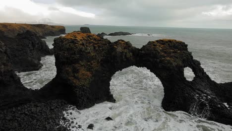 The-beautiful,-black-rocky-shoreline-of-Iceland-at-diamond-beach---wide-shot