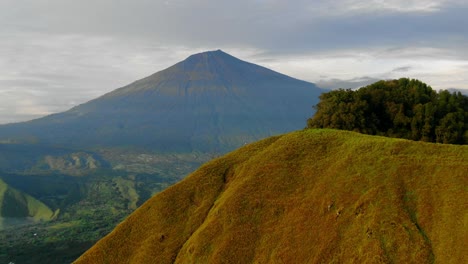 Aerial-View-Moving-Forward-Shot,-People-Trekking-Pergasingan-Hill,-Scenic-View-of-Mount