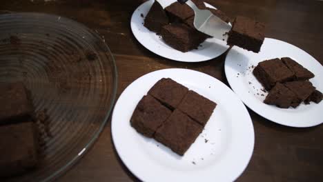 Keto-Schokoladen-Brownie-Kuchen,-Der-Auf-Drei-Weißen-Tellern-Serviert-Wird
