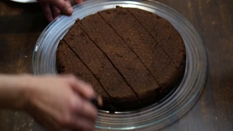 Zeitraffer-Von-Händen,-Die-Einen-Keto-Schokoladen-Brownie-Kuchen-In-Kleine-Stücke-Schneiden