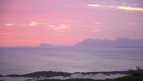 Cielo-Violeta-Después-De-La-Hermosa-Puesta-De-Sol-Sobre-La-Bahía-De-Walker-En-Sudáfrica