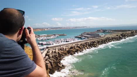 Fotograf-Man-Fotografiert-Port-Conil,-Spanien,-Slowmo-über-Die-Schulter
