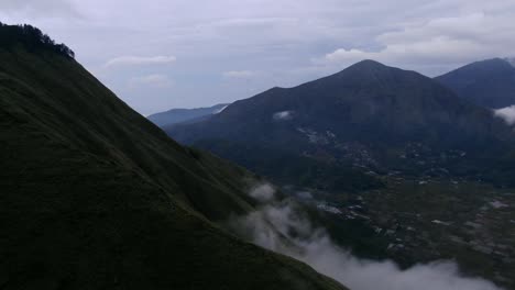 Luftbild-Bewegte-Aufnahme,-Nebel-Am-Fuße-Des-Pergasingan-Hügels,-Sembalun-Dorf-Im-Hintergrund