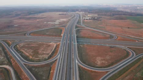 Neigen-Sie-Die-Drohnenansicht-Einer-Massiven-Autobahnkreuzung-In-Polen-Nach-Oben