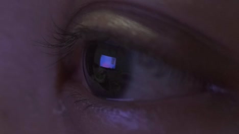 Nahaufnahme-Eines-Weiblichen-Augenblinzelns,-Fernsehbildschirm-Im-Auge-Reflektiert