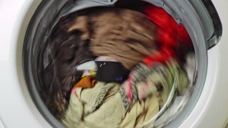 Statische-Ansicht-Von-Wäsche,-Die-Sich-In-Einem-Türfenster-Einer-Waschmaschine-Dreht-Und-In-Der-Maschine-Zittert