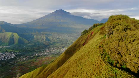 Aerial-View-Descending-shot,-Pergasingan-Hill-in-Lombok-Indonesia